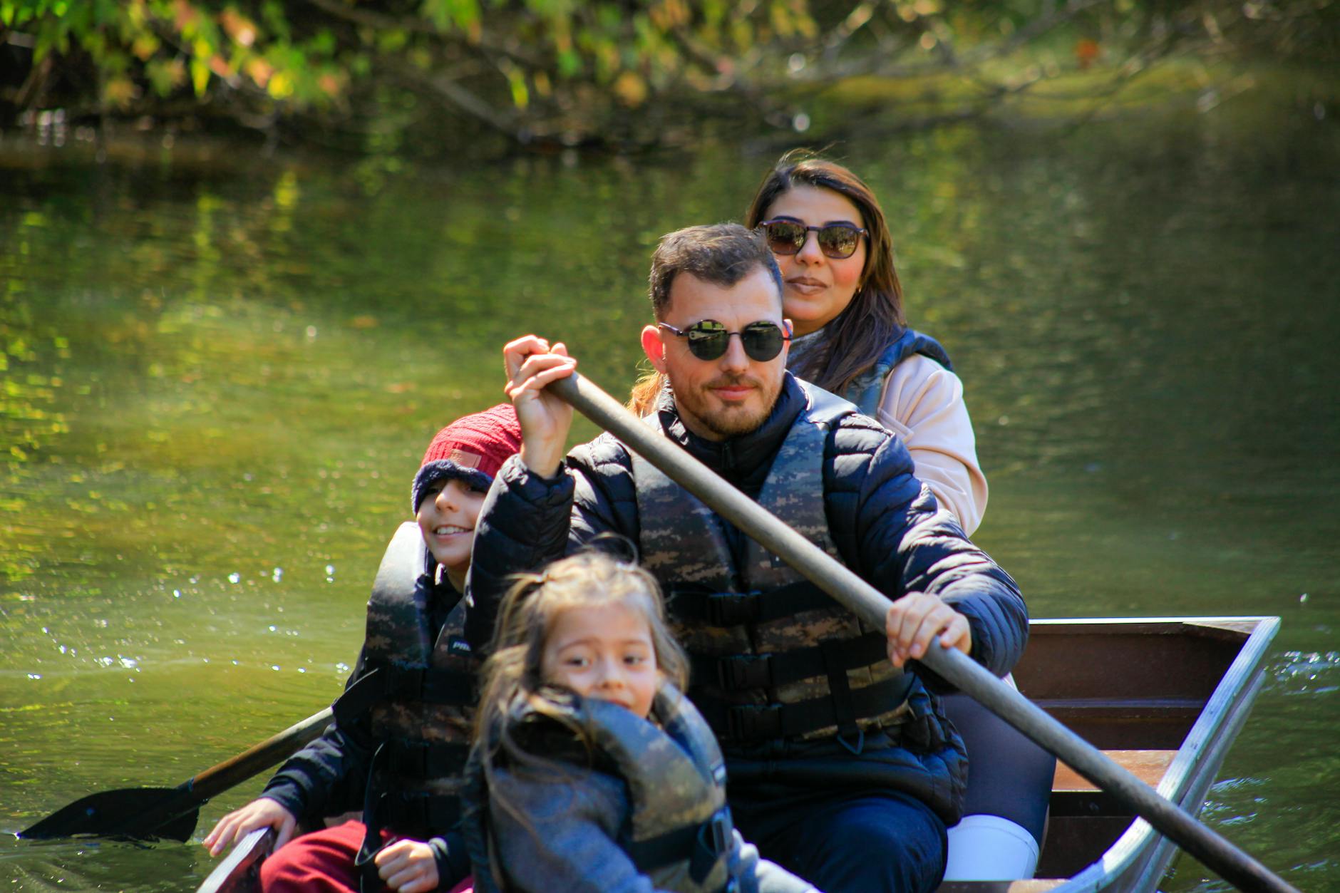 Rodzina w czteroosobowym canoe na spokojnym mazurskim jeziorze