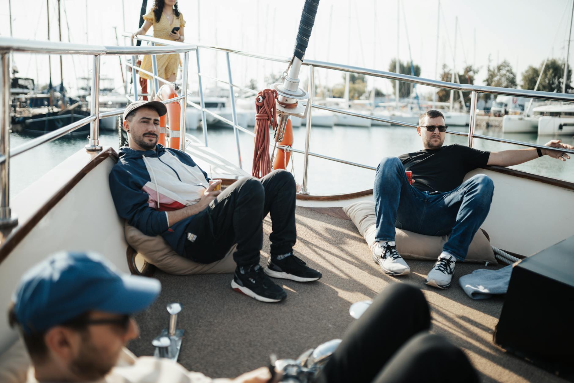 Załoga relaksuje się na pokładzie jachtu zacumowanego w marinie