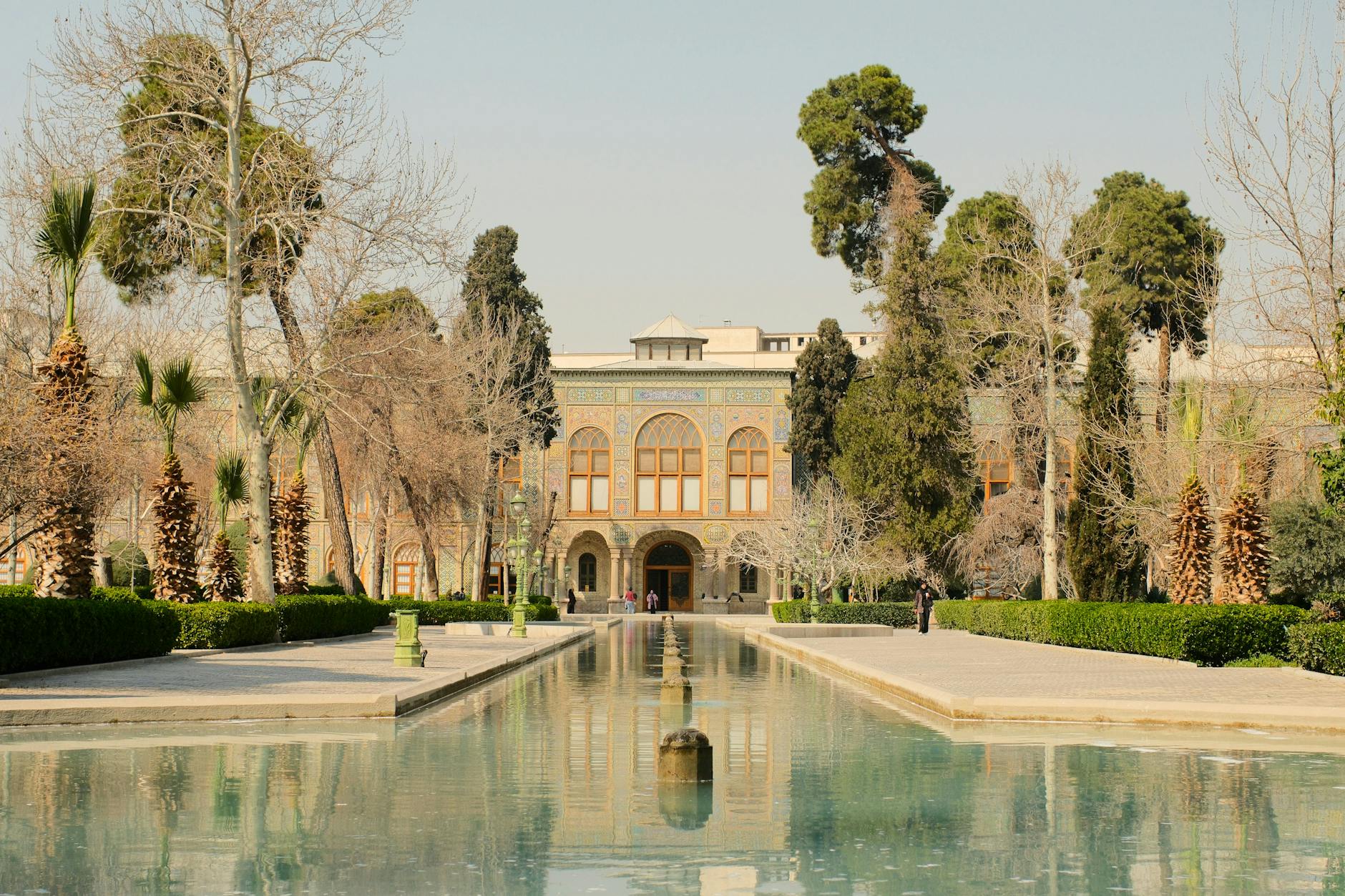 Pałac Golestan w Teheranie z basenem odbijającym perską architekturę