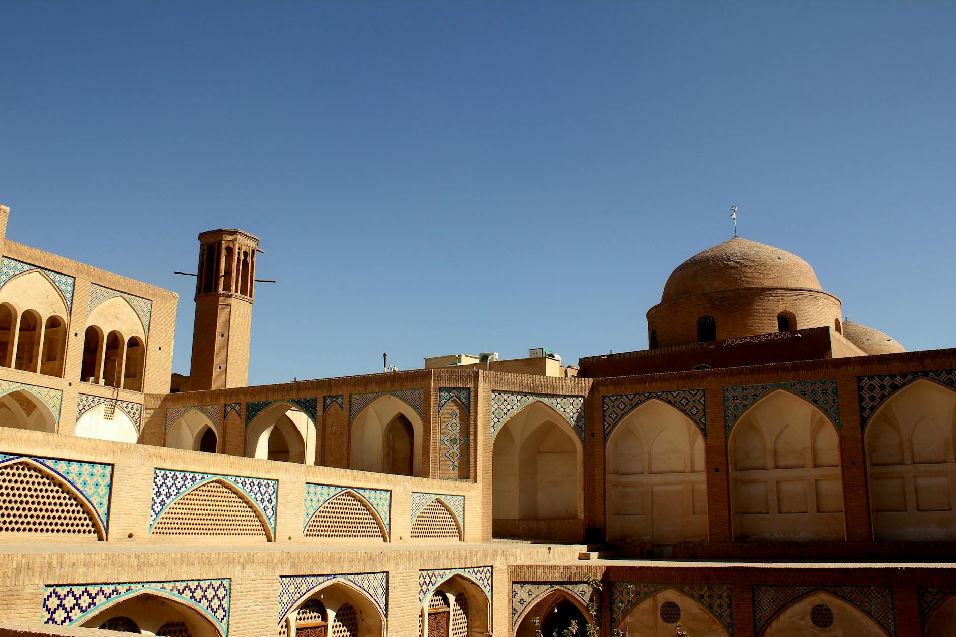 Tradycyjna perska zabudowa w Yazd na tle bezchmurnego, błękitnego nieba