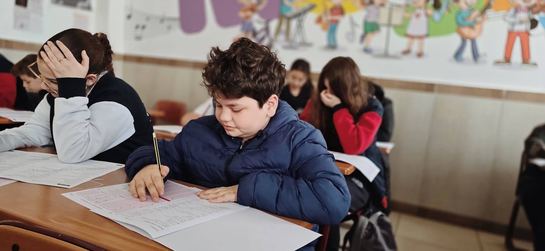 Jak skutecznie przygotować się do matury z języka polskiego – praktyczny poradnik krok po kroku Uczniowie piszą sprawdzian przy ławkach w szkolnej klasie